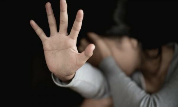 E detyroi gruan e tij të kryejë akt seksual duke e kanosur me armë, Prokuroria e Pejës kërkon paraburgimin e të dyshuarit