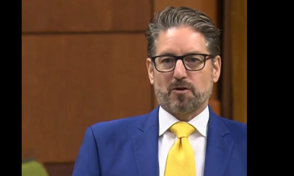 Deputeti kanadez, dhëndër i Kosovës, i veshur me ngjyrat e flamurit uron Ditën e Pavarësisë, tregon ku ka makiato të mirë