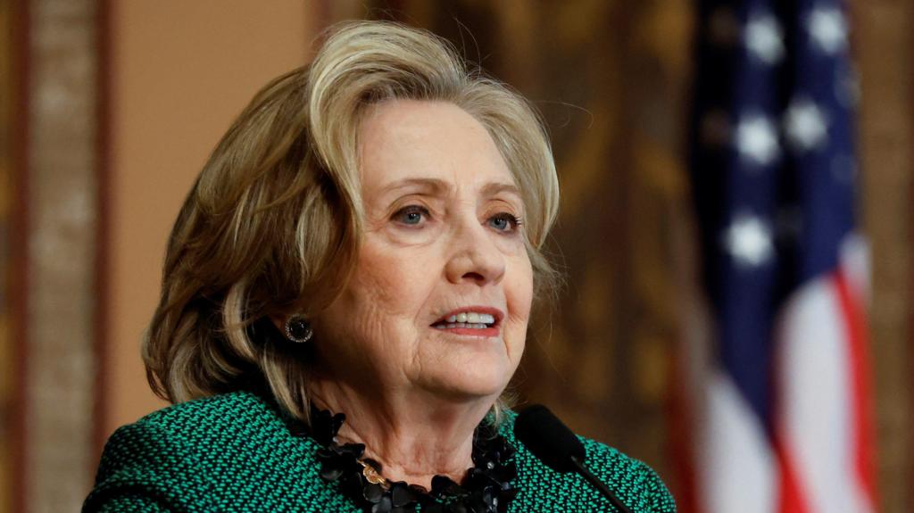Hillary Clinton thotë se ‘nuk kishte ide’ për krimet e Epstein, kërkon që Trump të merret në pyetje