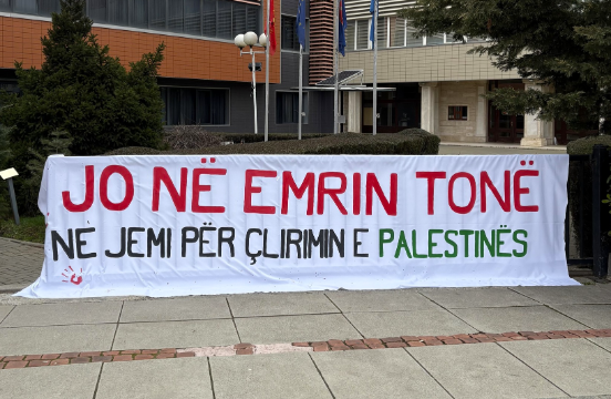 Organizata “Kolektivi për mendim dhe veprim feminist” kundër vendimit të Osmanit për t’iu bashkuar Bordit të Paqes, bëjnë aksion te Presidenca