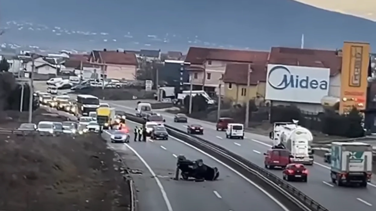 Rrokulliset një veturë tek Kroni i Mbretit në Drenas