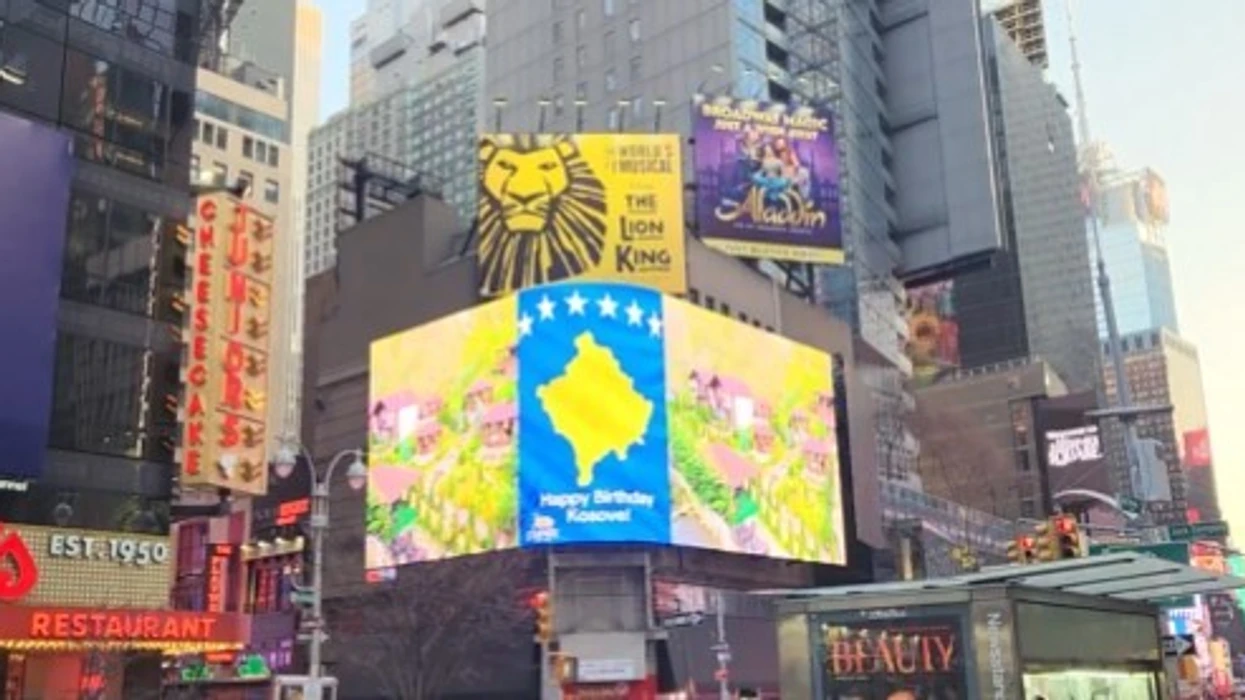 Ekranet gjigante në Times Square të Nju Jorkut shfaqin flamurin e Kosovës me rastin e 18-vjetorit të pavarësisë