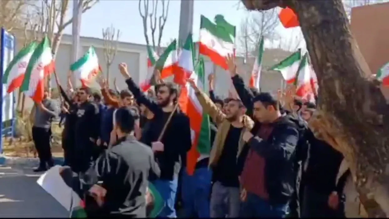 Vazhdojnë protestat masive në Iran kundër qeverisë që nga shtypja vdekjeprurëse