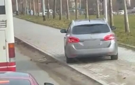 Tejkaloi kolonën nëpër trotuar, policia gjobit shoferin me 200 euro, 2 pikë negative dhe tre muaj pa leje