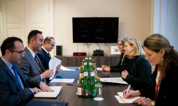 Kryediplomatja austriake pas takimit me Konjufcën: Mund të llogarisni në mbështetje tonë për rrugën drejt BE-së