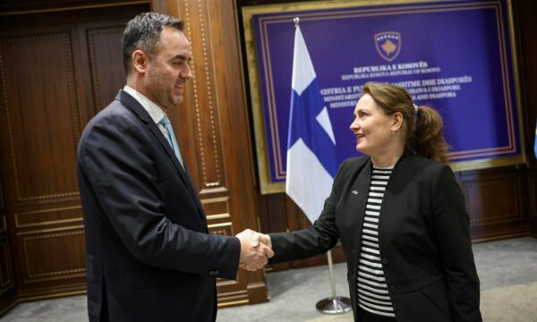 Konjufca takon ambasadoren finlandeze