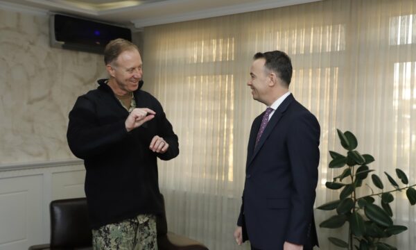 Komandanti i NATO’s në Mitrovicë, takohet me Pecin