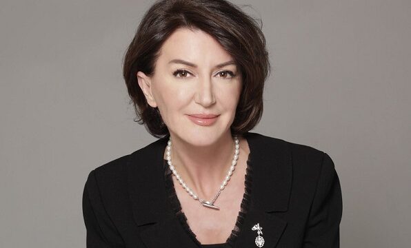 Atifete Jahjaga publikon një fotografi të para 30 vitesh – me një dedikim për vëllain e saj