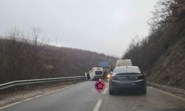 Vetaksident në Slivovë: Një veturë rrokulliset në aksin Gjilan–Prishtinë