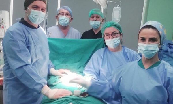 Rast i rrallë në Spitalin e Mitrovicës, mjekët heqin tumor rreth 4 kilogramë