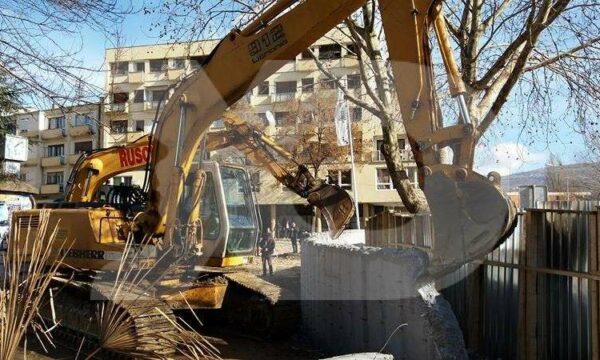 Nëntë vjet nga rrënimi i murit ilegal në veri të Mitrovicës