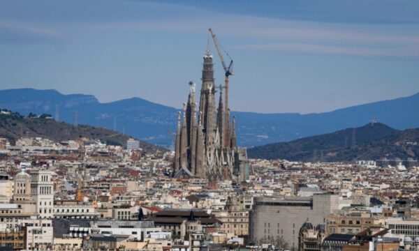 Pas 144 vitesh pune, përfundon kulla qendrore e Sagrada Familia-s
