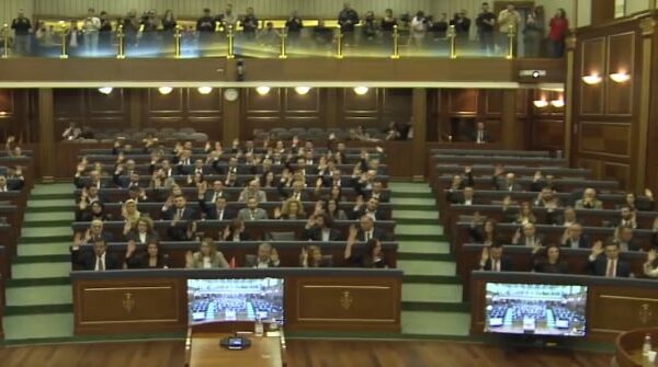 Kuvendi miraton rezolutën në mbrojtje të krerëve të UÇK-së që ndodhen në Hagë