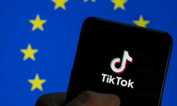BE akuzon TikTokun për varësi, i kërkon të ndryshojë mënyrën e funksionimit