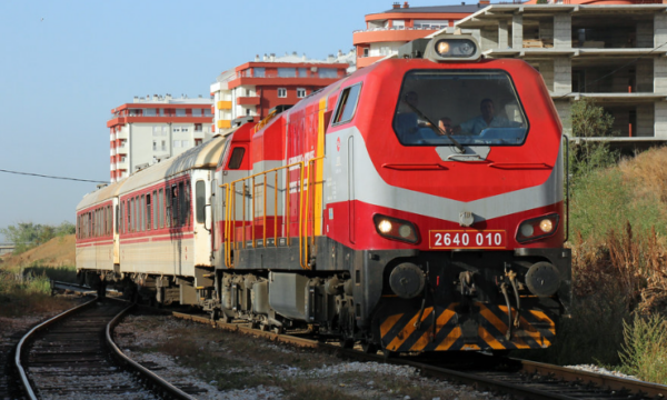 Sanohen defektet teknike, treni Pejë-Prishtinë rikthehet në qarkullim sipas orarit