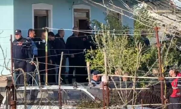 80-vjeçari vrau gruan dhe më pas qëlloi edhe veten, askush nga nëntë fëmijët nuk po ia tërheq trupin nga morgu i Fierit