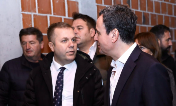 Kurti përmes këshilltarit të vet i kërkon Kushtetueses që të mos e çojë vendin në zgjedhje të reja: Rrëzojeni dekretin e Presidentes