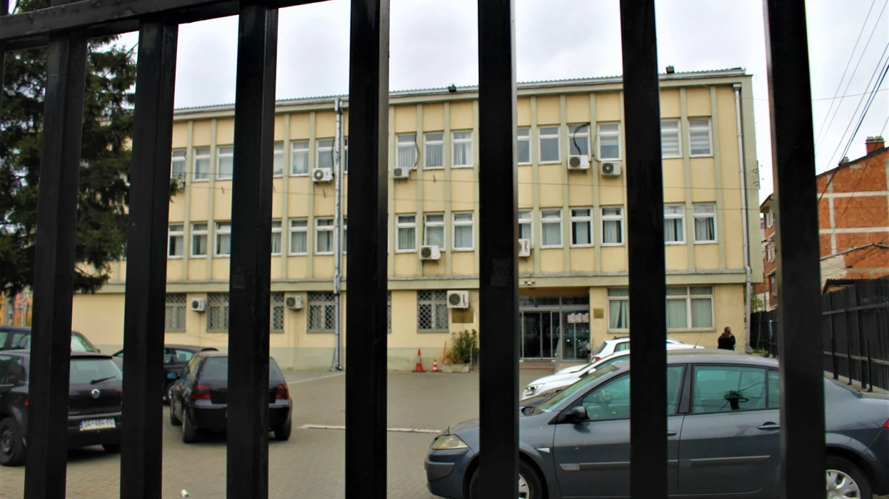 Fajde dhe kërcënime në Prizren/ Një muaj paraburgim për dy të dyshuarit që morën mbi 400 mijë euro kamata