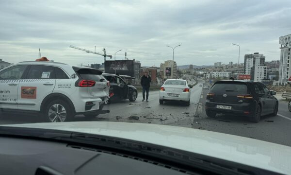 Aksident trafiku në Prishtinë, përfshihen katër vetura