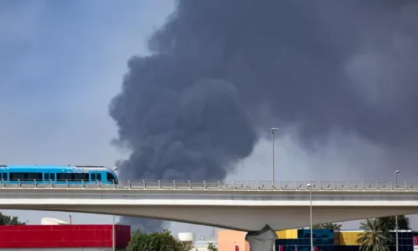Emiratet e Bashkuara Arabe thonë se tre persona janë vrarë nga sulmet iraniane