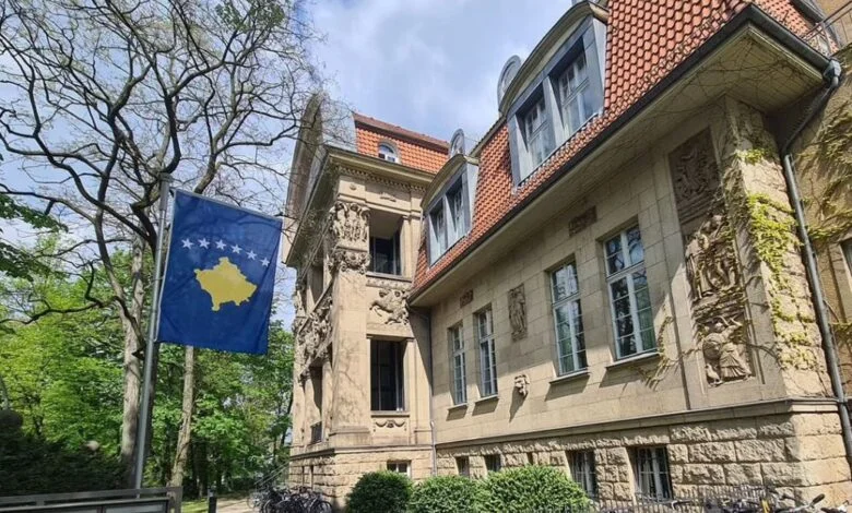 Dalin pamjet, kështu u mbush me etiketa fyese ambasada e Kosovës në Berlin