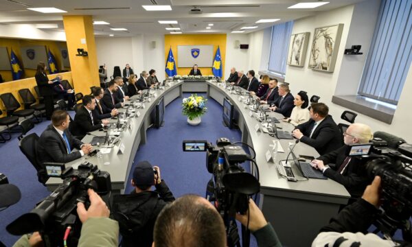 Qeveria ndan 500 mijë euro për qytetarët e Kosovës të prekur nga situata në Lindjen e Mesme dhe mbi 1.6 milionë për Ringjalljen Ekonomike