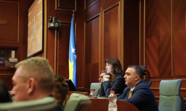 Në ditën e seancës së Presidentit, u.d. të Sekretarit të Kuvendit Arben Loshi i jepet vendimi për shkarkim nga detyra