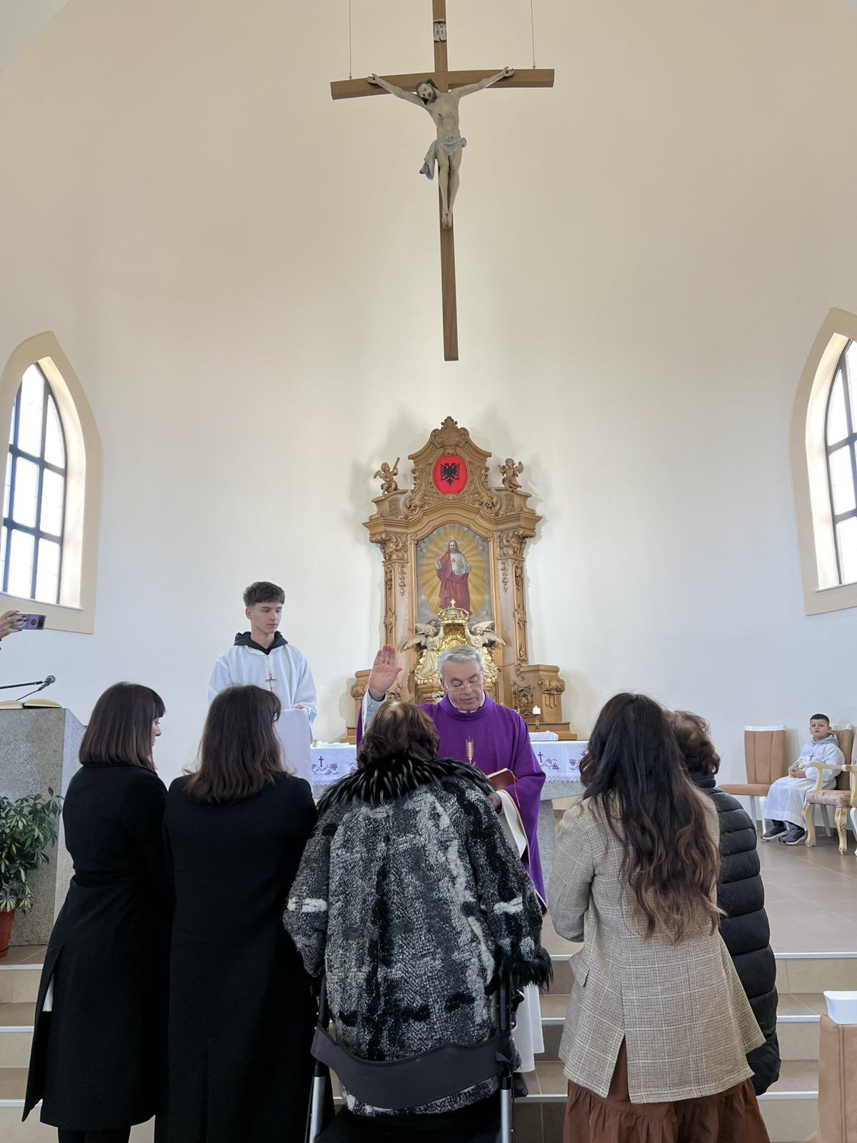 Pagëzime solemne në Llapushnik – katër gra pranojnë sakramentin e shenjtë