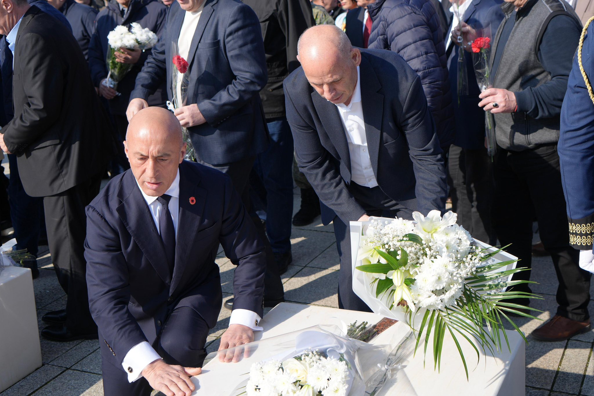Ramiz Lladrovci bën homazhe në Prekaz: Përkulemi para sakrificës së familjes Adem Jashari dhe dëshmorëve të kombit