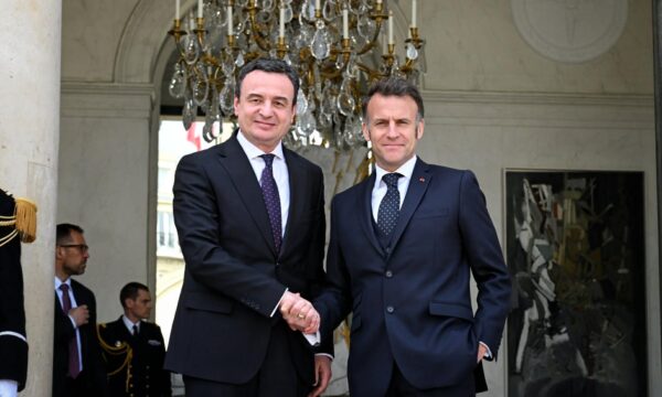 Dreka me Macron në Elysse, Kurti vazhdon t’i bëjë jehonë, Franca ende asnjë fjalë për takimin