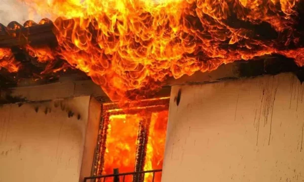 Digjet një shtëpi në Gjakovë, i dyshuar përfundon në pranga