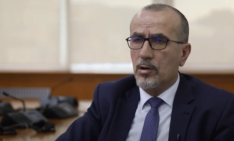 Bekim Haxhiu me gjashtë pyetje publike për Albin Kurtin: “Pse po lëshon pe?”