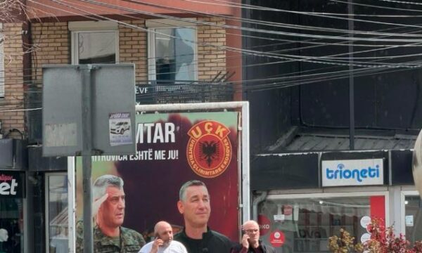 Komuna e Mitrovicës vendos të heqë billbordet e Thaçit e Veselit, pengohen nga disa qytetarë – ndërhyn policia