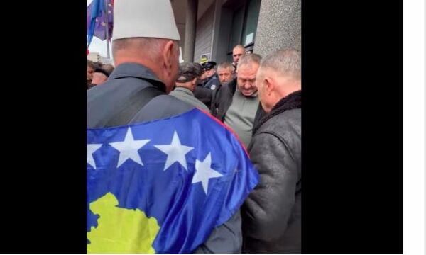 Hysni Gucatit i rëndohet gjendja shëndetësore, largohet me ambulancë nga protesta