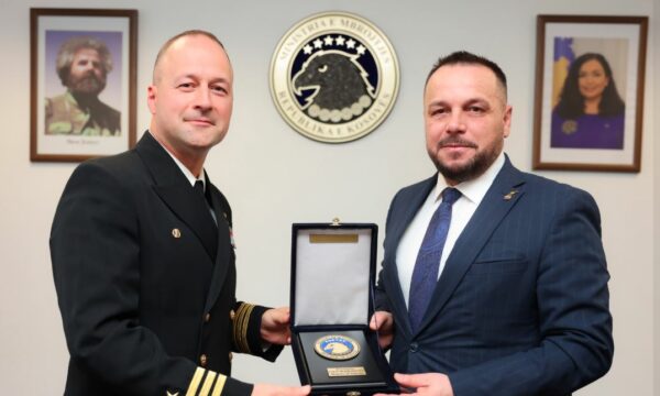 Maqedonci takon komandantin shqiptar të marinës amerikane, USS Pearl Harbor