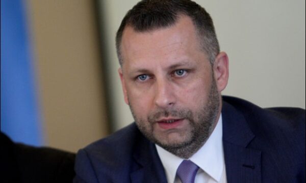 Nënkryetari i Listës Srpska: Vetëm SHBA po merret me shqetësimin e serbëve për zbatimin e ligjeve për të huajt dhe automjetet