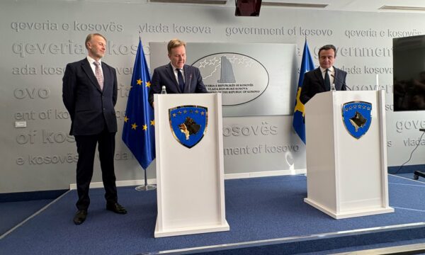 Kurti e negocioi zbatimin e ligjit për të huajt për t’iu krijuar lehtësira serbëve lokalë, BE flet për dialog intensiv, i përfshirë edhe Beogradi