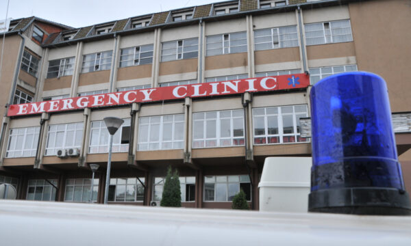 Një burrë në Prishtinë rrihet nga gjashtë persona, shtrihet në spital