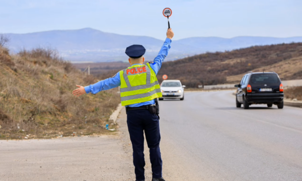 Mbi 40 aksidente e 1900 gjoba trafiku brenda 24-të orëve