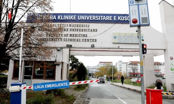 Mustafa: Në QKUK mungojnë stentat, Kurti merret me plane për ta mbajtur vendin të bllokuar