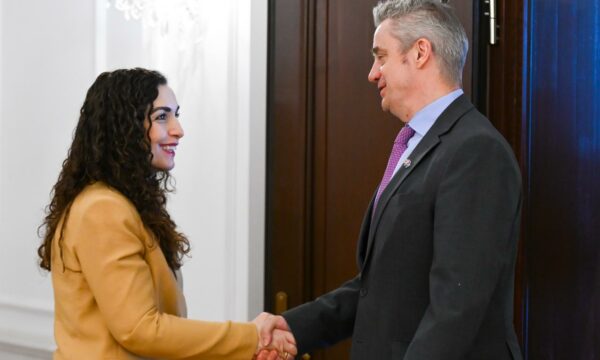 Osmani takohet me ambasadorin britanik, Presidenca: U theksua se gjuha kërcënuese dhe bullizuese është e papranueshme