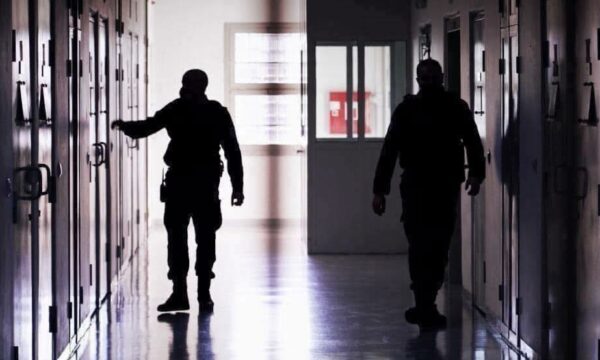 Suspendohet nga detyra gardiani që u përfshi në plagosjen në Skenderaj, punonte në burgun e Dubravës