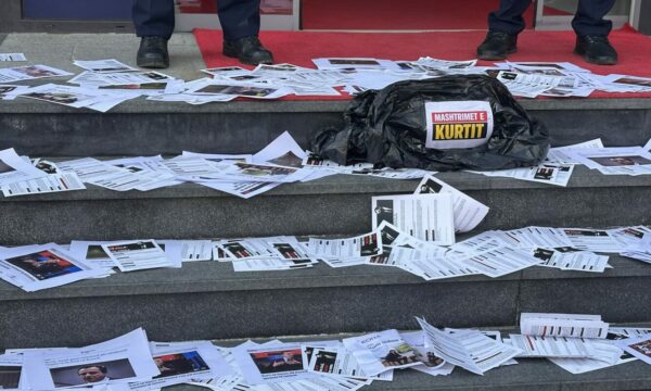 E kemi mbushur këtë thes me disa nga gënjeshtrat e Albin Kurtit”, Rinia e PDK-së me aksion para qeverisë