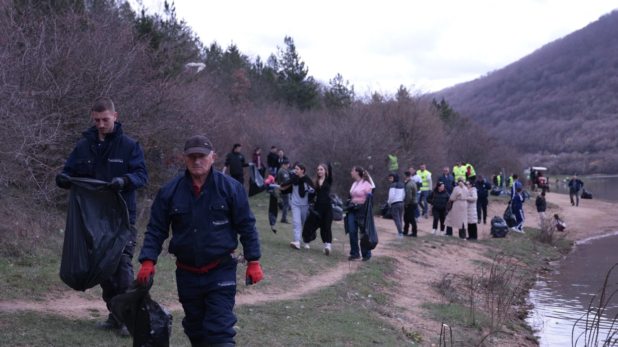 Rreth 200 vullnetarë pastrojnë Liqenin e Badocit në Ditën Botërore të Ujit