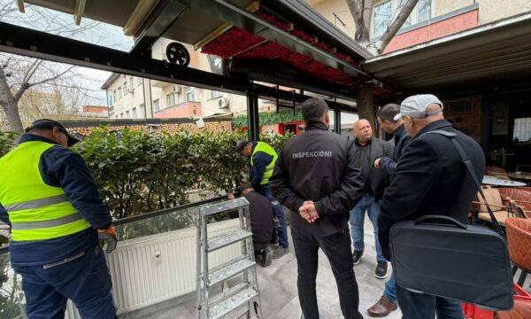Komuna e Prishtinës aksion për lirimin e hapësirës publike, heq terrasat e kafiterive në qendër