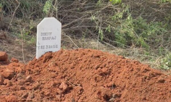 Tragjedia në Fier, fëmijët refuzojnë varrimin e babait të tyre