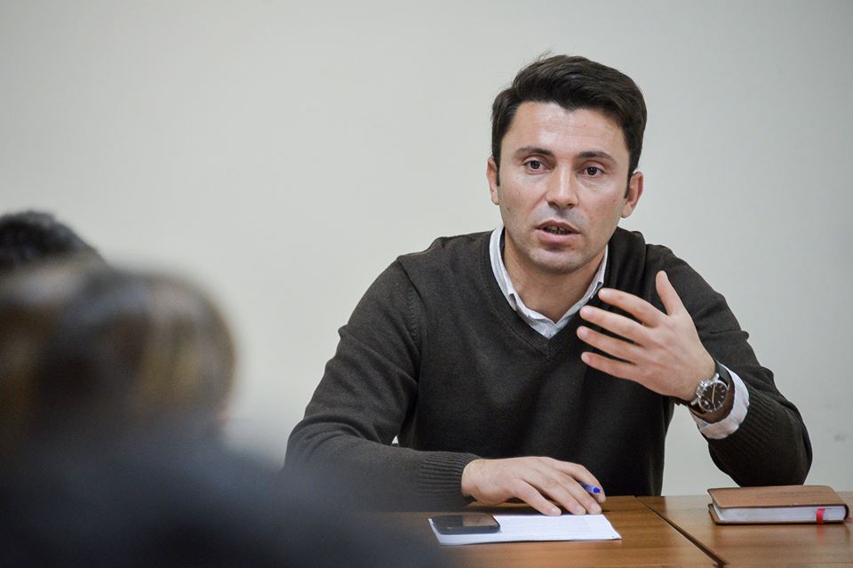 Rrustemi s’i bie pishman, i lut ambasadorët mos ta vizitojnë Kushtetuesen: Le të na lënë të gabojmë