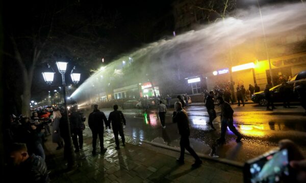 Protesta e opozitës dhe djegia e vilës së Enver Hoxhës, policia arreston 4 persona