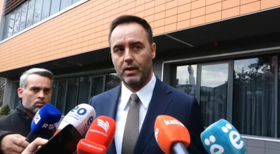 Dëgjojeni se si genjen Glauk Konjufca, ku dëshmon se është i paaftë për atë pozitë, ai nuk është më deputet që ta votojë Vjosa Osmanin