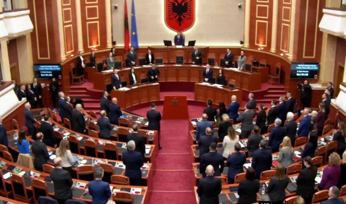 Kuvendi i Shqipërisë nis me një minutë heshtje për Adem Jashari